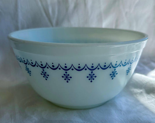 Vintage Pyrex Snowflake Garland Mixing Bowl